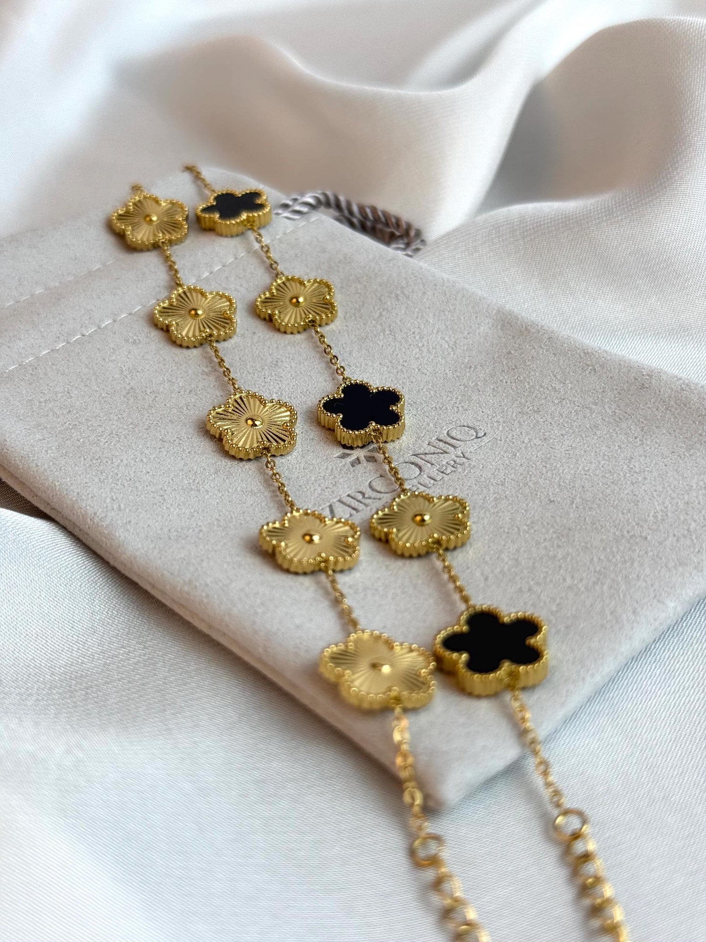 Schwarzes und goldenes Glücksarmband - Doppelseitiges Kleeblattarmband mit fünf Blättern - 18 Karat vergoldetes Edelstahlarmband - Schmuck für Sie