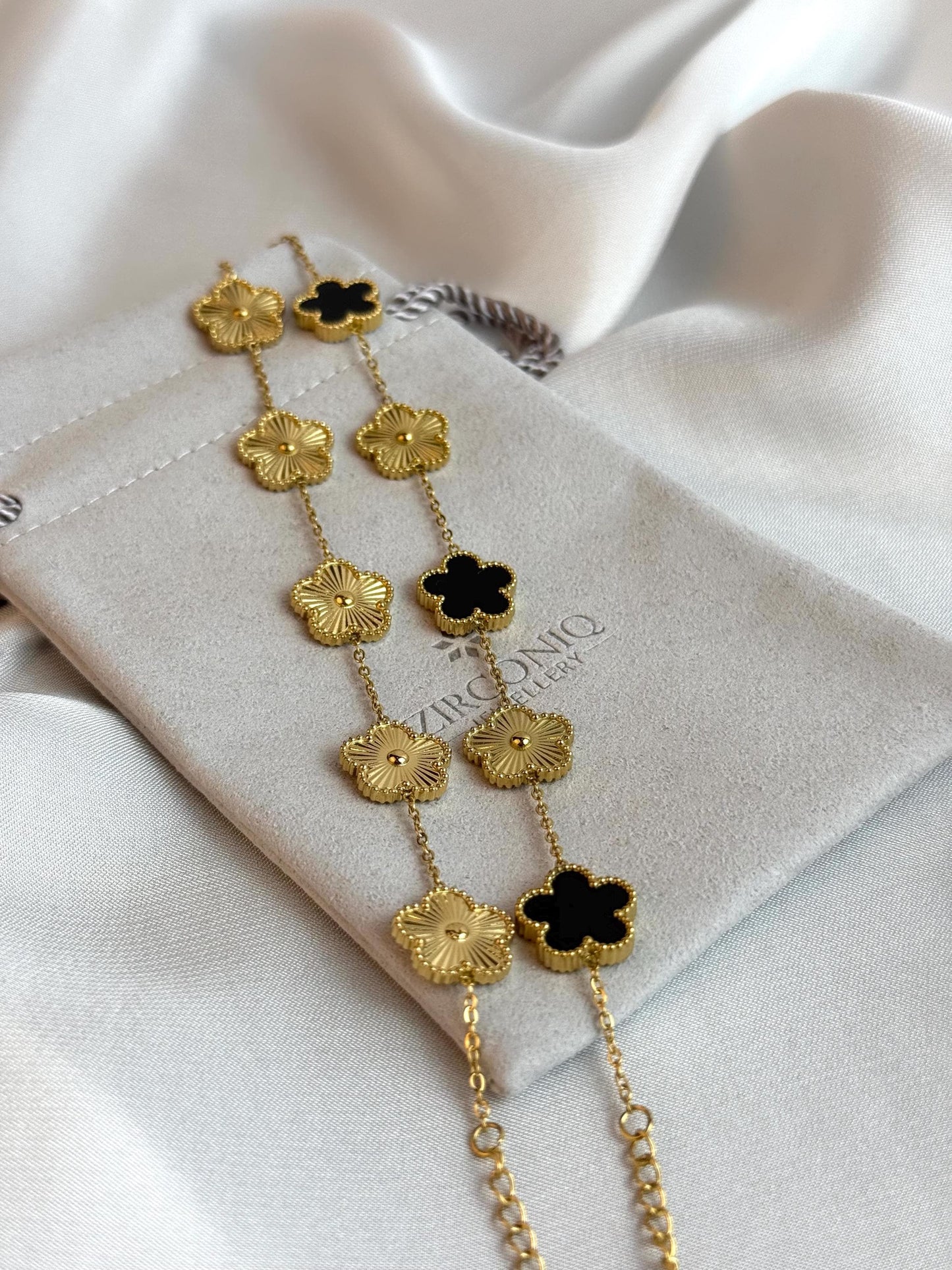 Schwarzes und goldenes Glücksarmband - Doppelseitiges Kleeblattarmband mit fünf Blättern - 18 Karat vergoldetes Edelstahlarmband - Schmuck für Sie